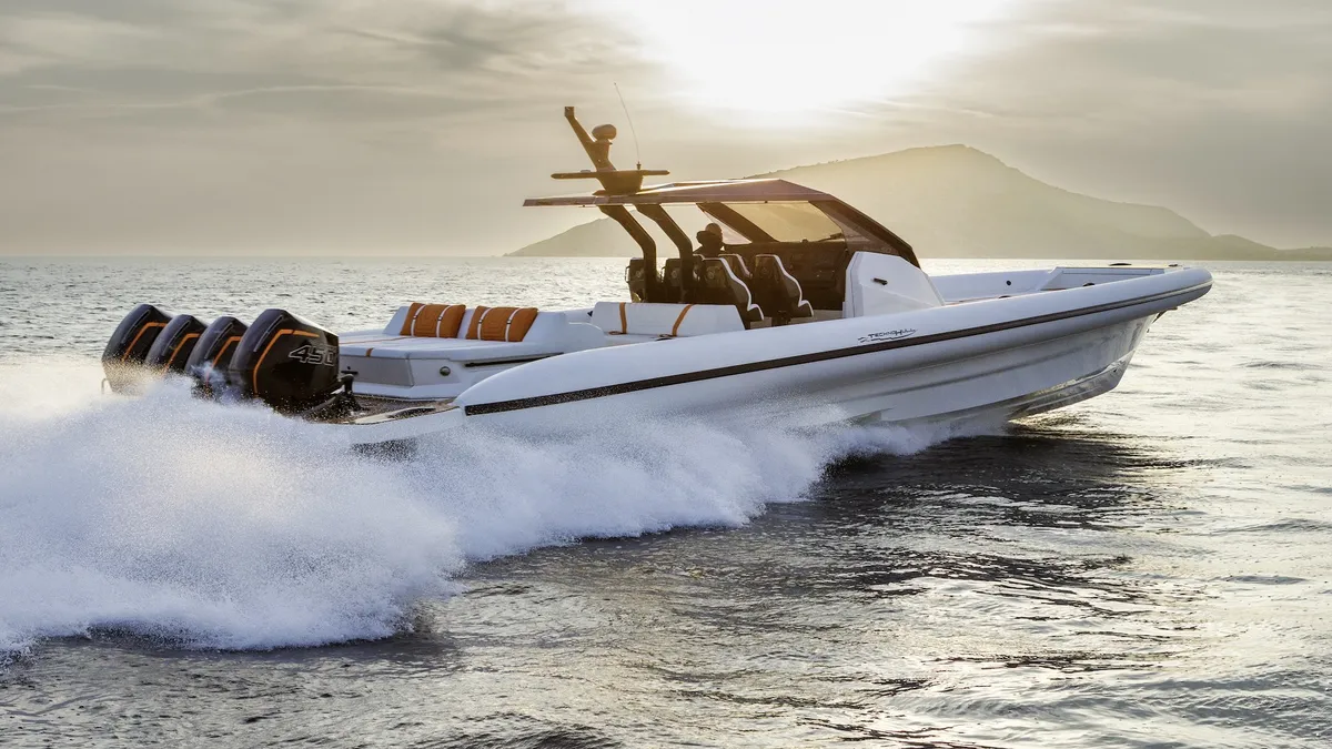 Technohull Alpha 50: Speedboot varend met vier motoren