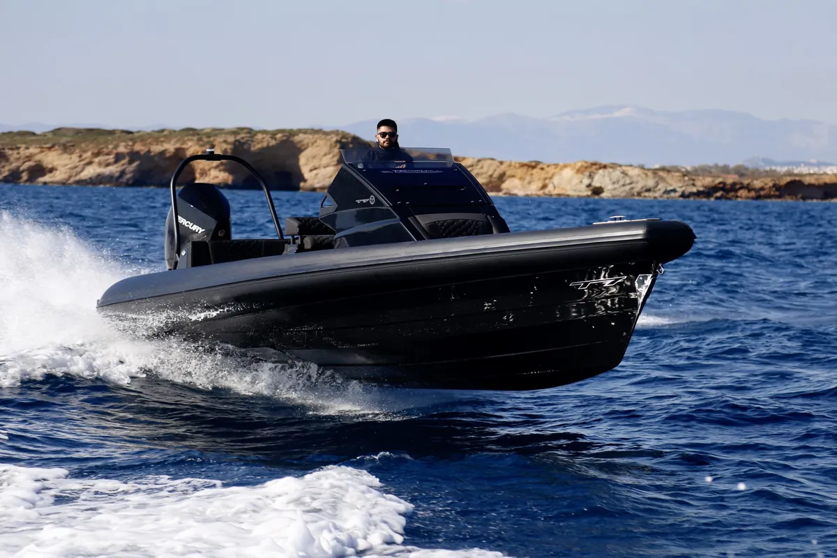 Technohull GT7: Zwarte rib vaart op zee