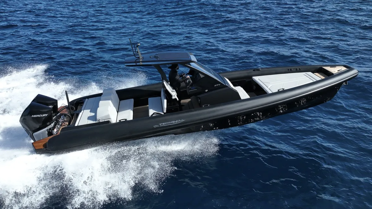 Technohull GTX: Zwarte boot varend op zee