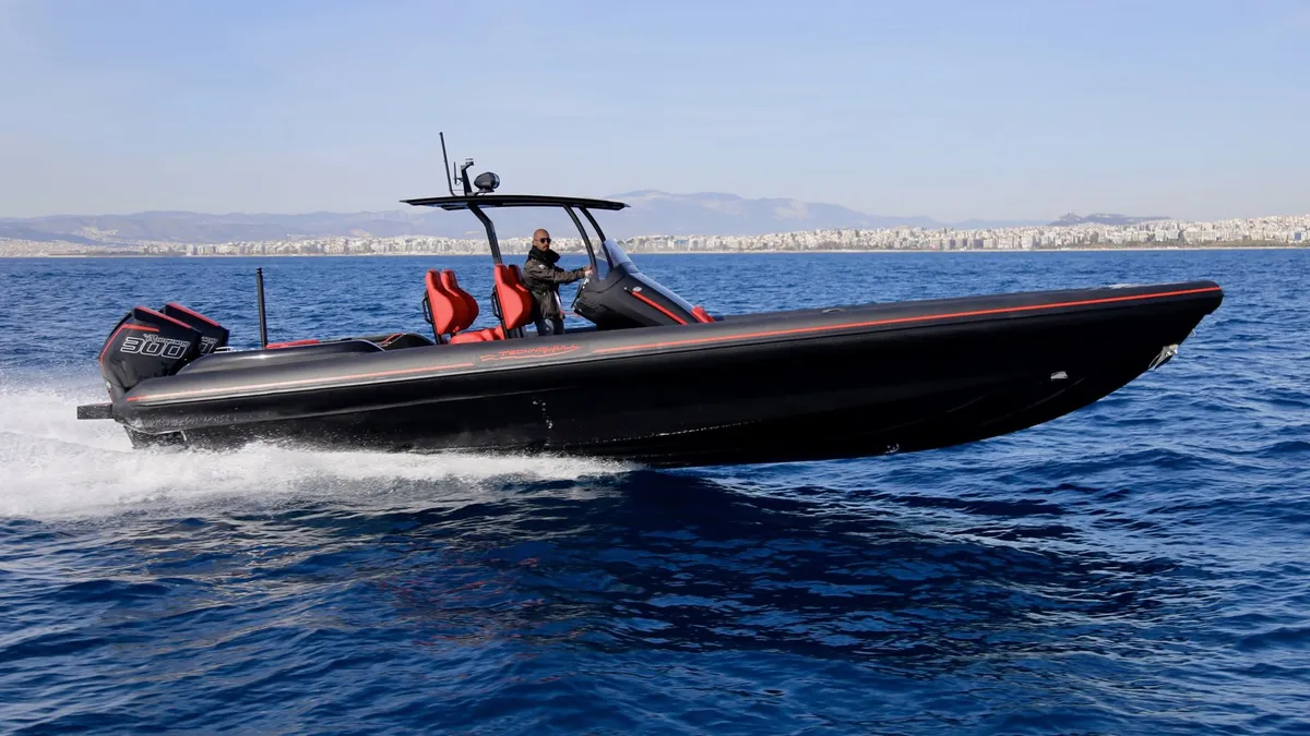 Technohull SeaDNA 999: Zwarte speedboot vaart op zee