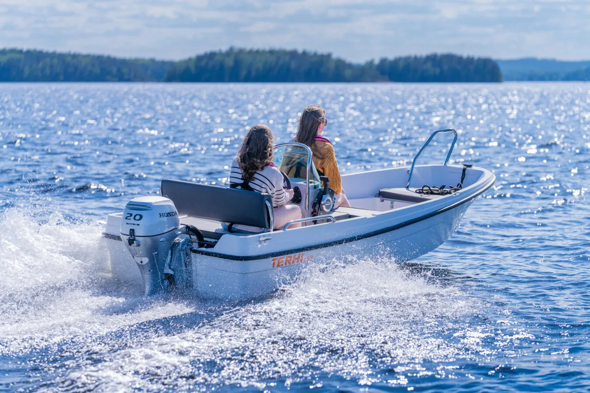 Terhi 400 CC: Boot varend op meer