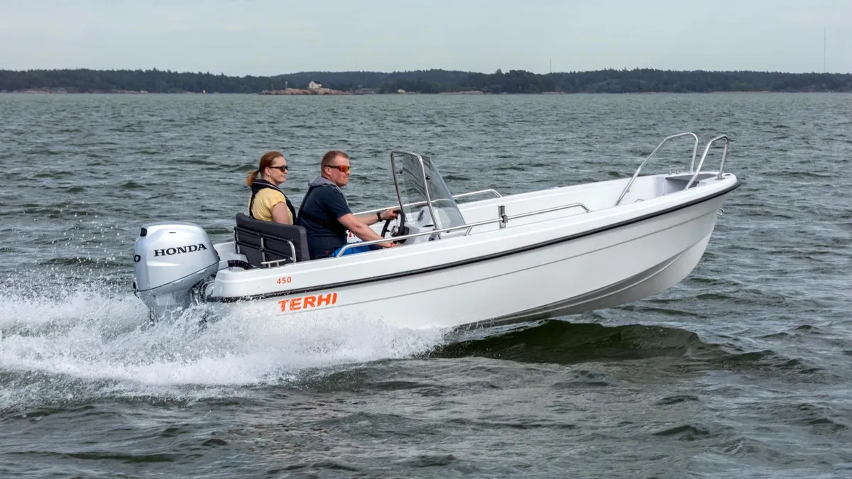 Terhi 450 C: Boot varend op zee