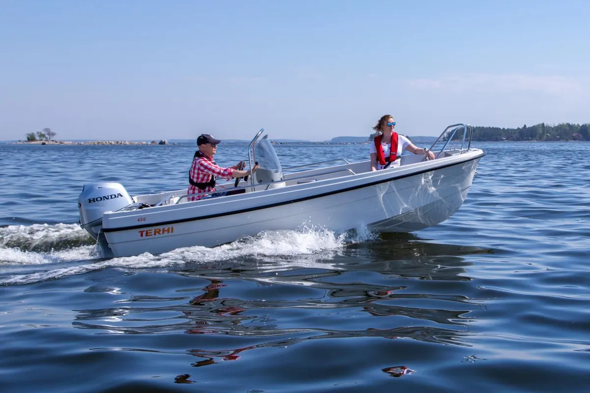 Terhi 450 CC: Boot varend op water
