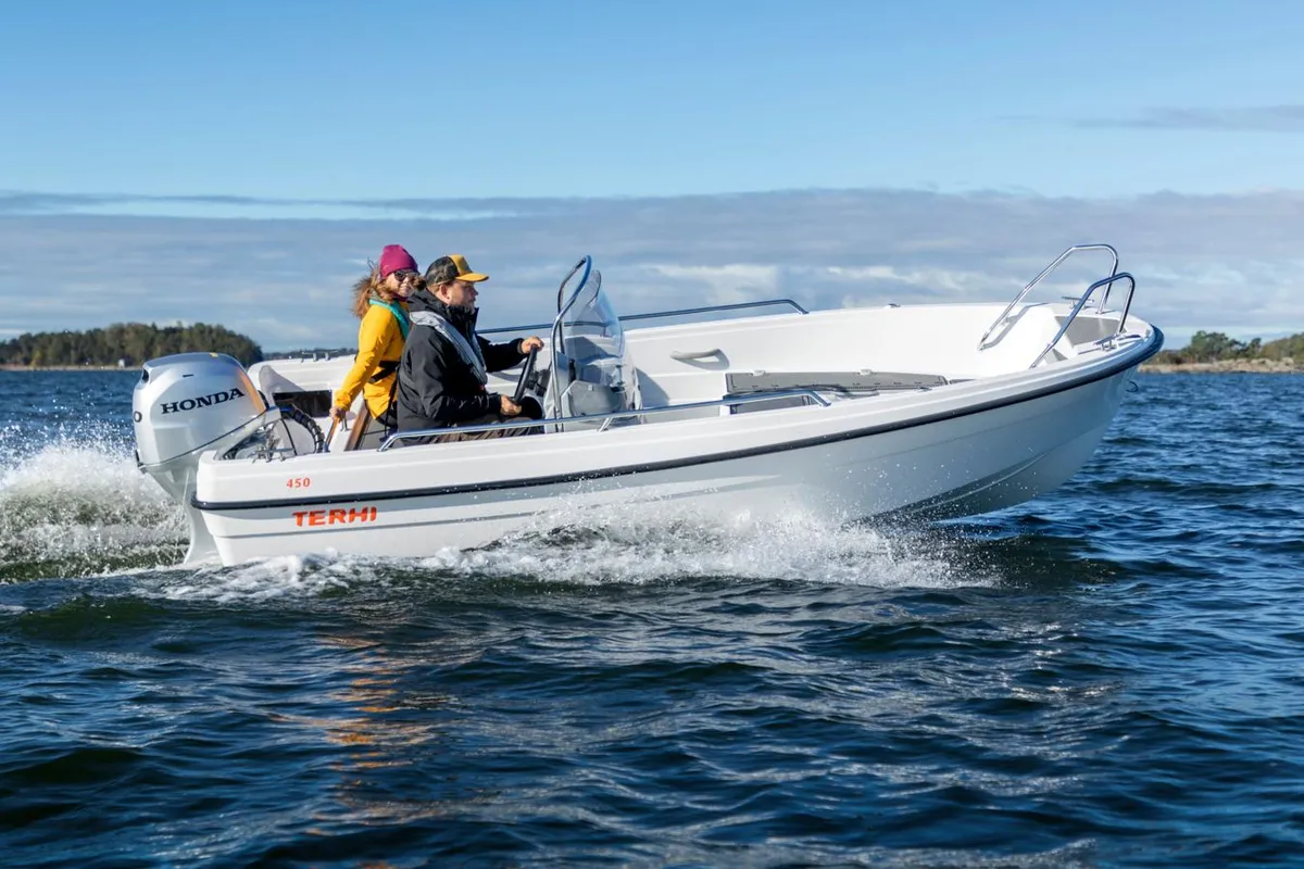 Terhi 450 SC: Boot varend op zee