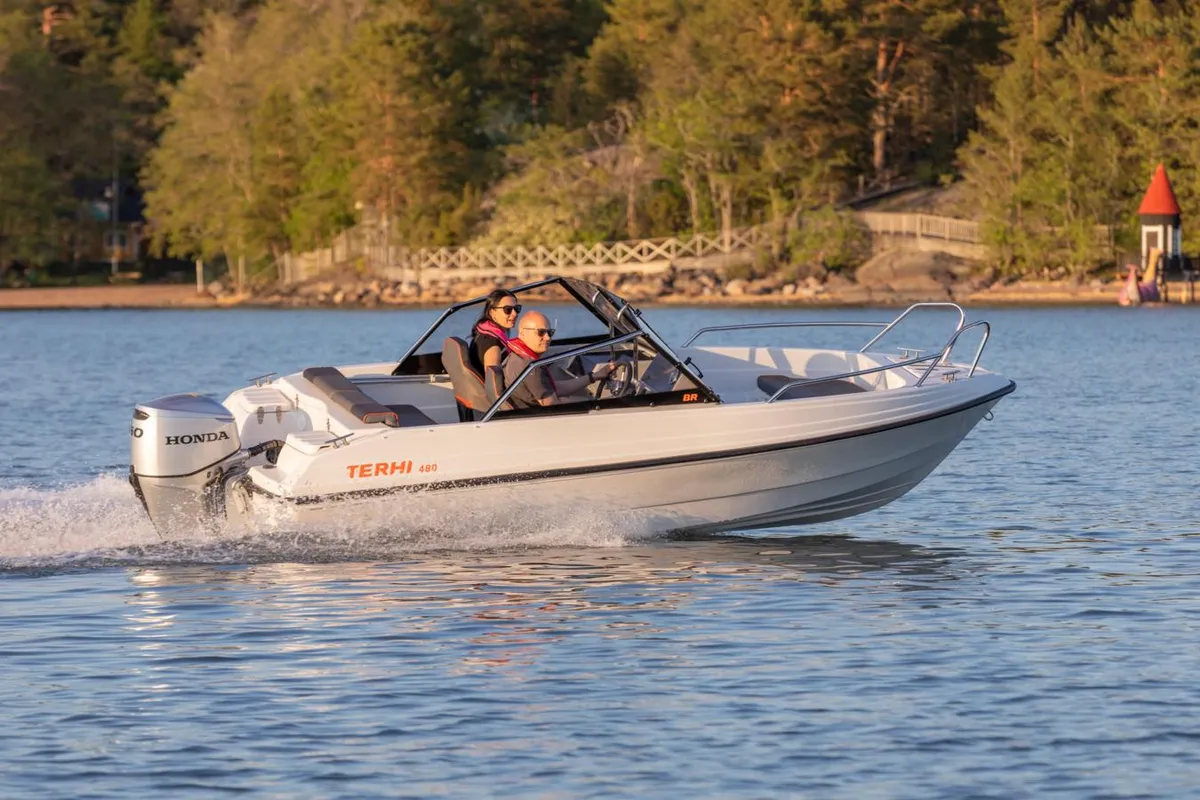 Terhi 480 BR: Boot varend op water
