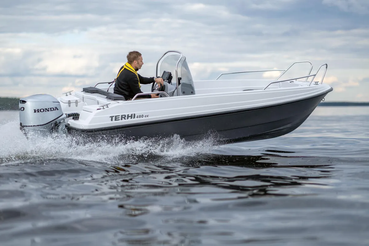 Terhi 480 CC: Boot varend op water
