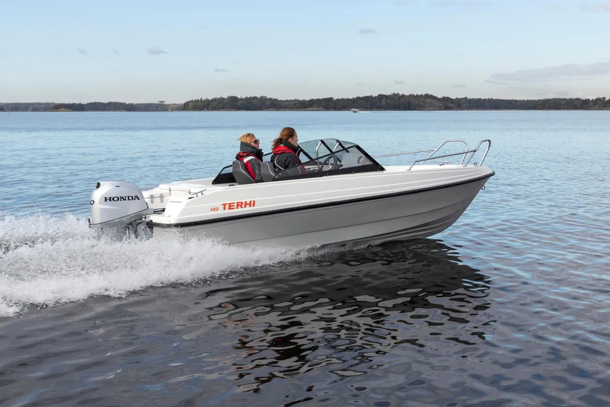 Terhi 480 Sport: Boot varend op water