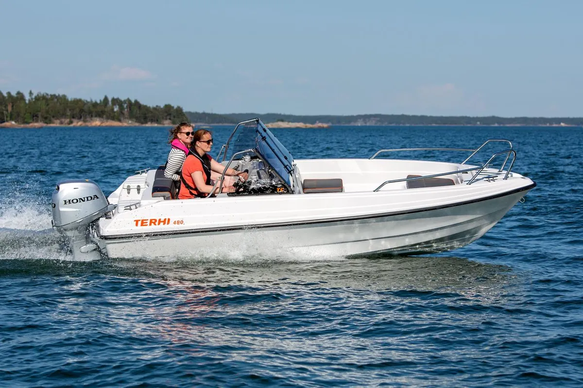 Terhi 480 TC: Boot varend op zee