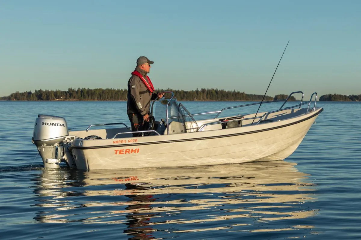 Terhi Nordic 6020 C: Man vaart kleine boot