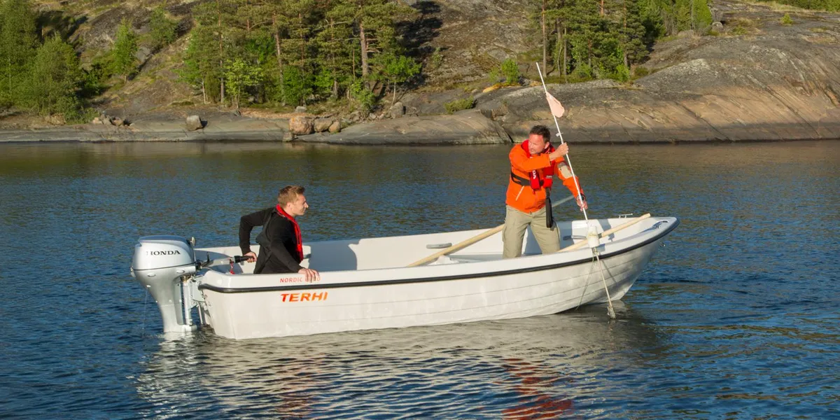 Terhi Nordic: Twee mannen in boot op water