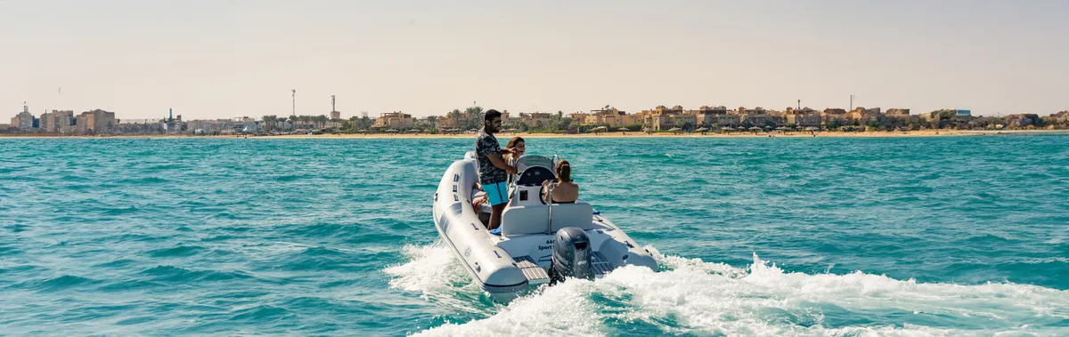 Tiger Marine 440 SportLine: Rubberboot varend nabij kust
