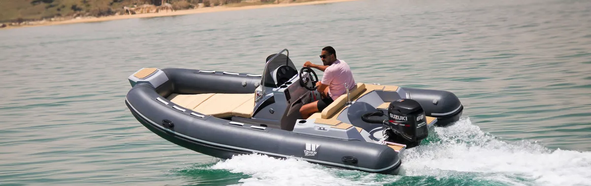 Tiger Marine 480 SportLine: Rubberboot varend op zee