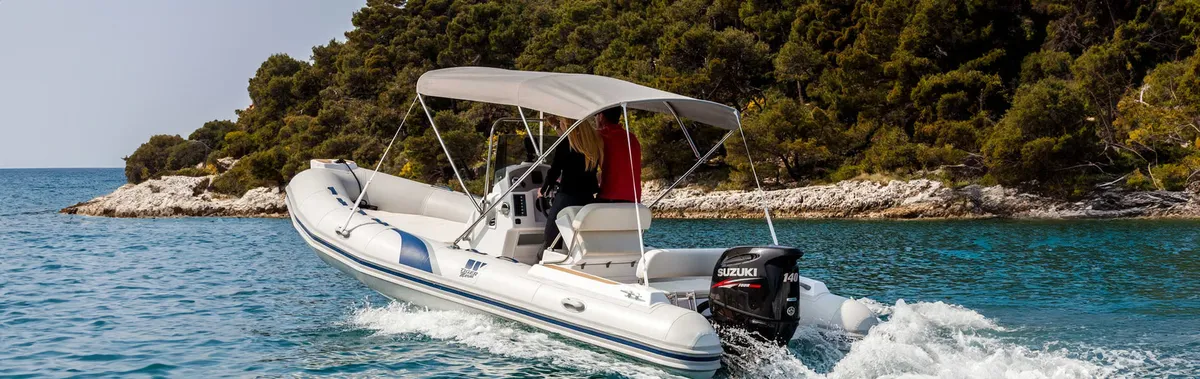 Tiger Marine 600 Open: Rubberboot vaart langs kust