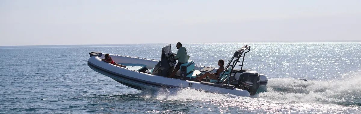 Tiger Marine 750 Open: Rubberboot varend op zee