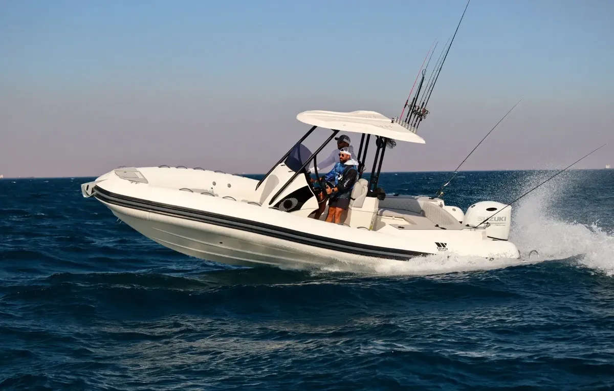 Tiger Marine 750 TopLine: Boot varend op zee