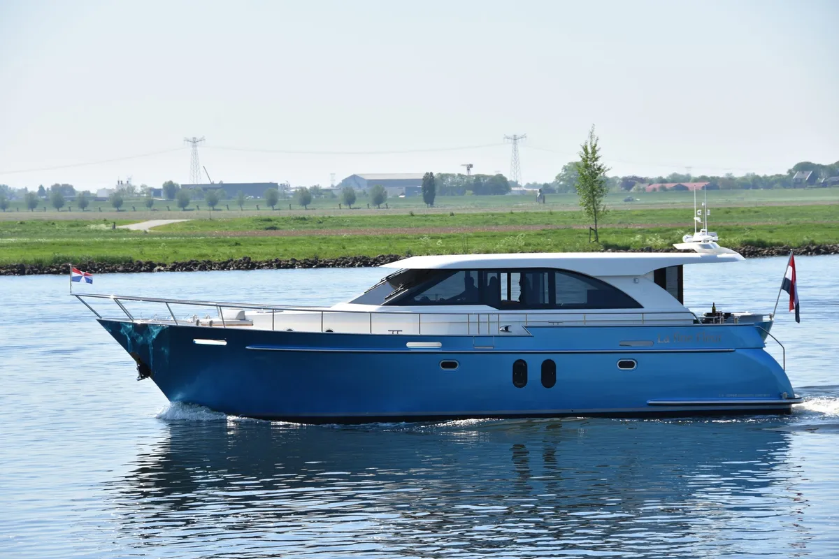 Van den Hoven Jachtbouw Executive 1500 MK2: Blauwe motorboot varend op water