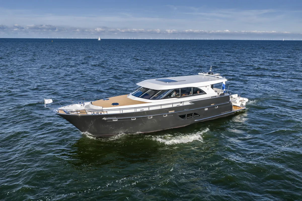 Van den Hoven Jachtbouw Executive 1700 MK2: Motorjacht varend op zee