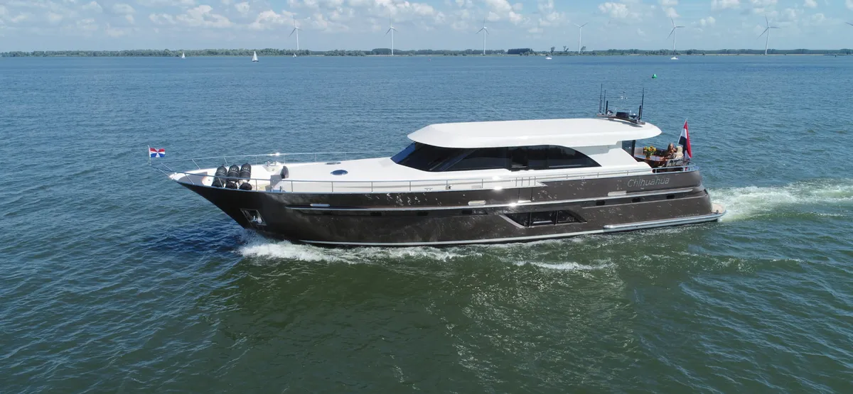 Van den Hoven Jachtbouw Executive 2100: Motorjacht varend op water