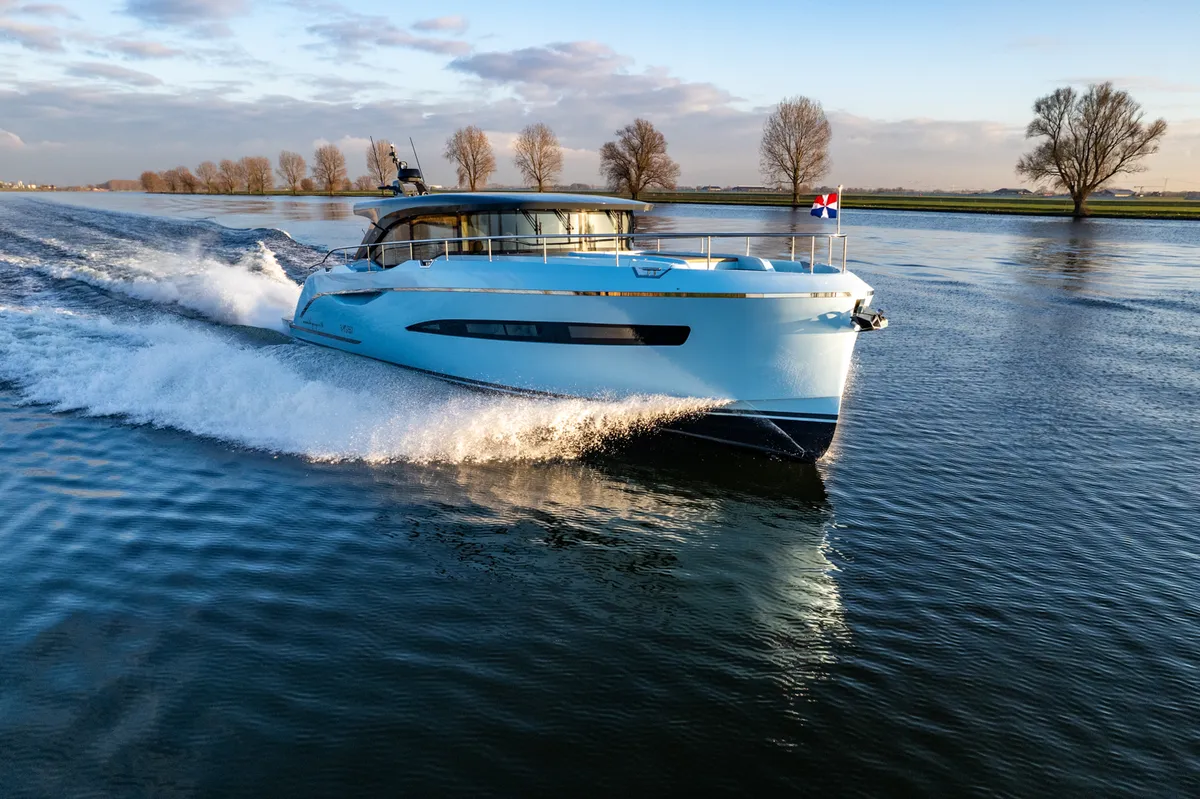 Van den Hoven Jachtbouw Voyager 50 Coupé: Boot varend op rivier