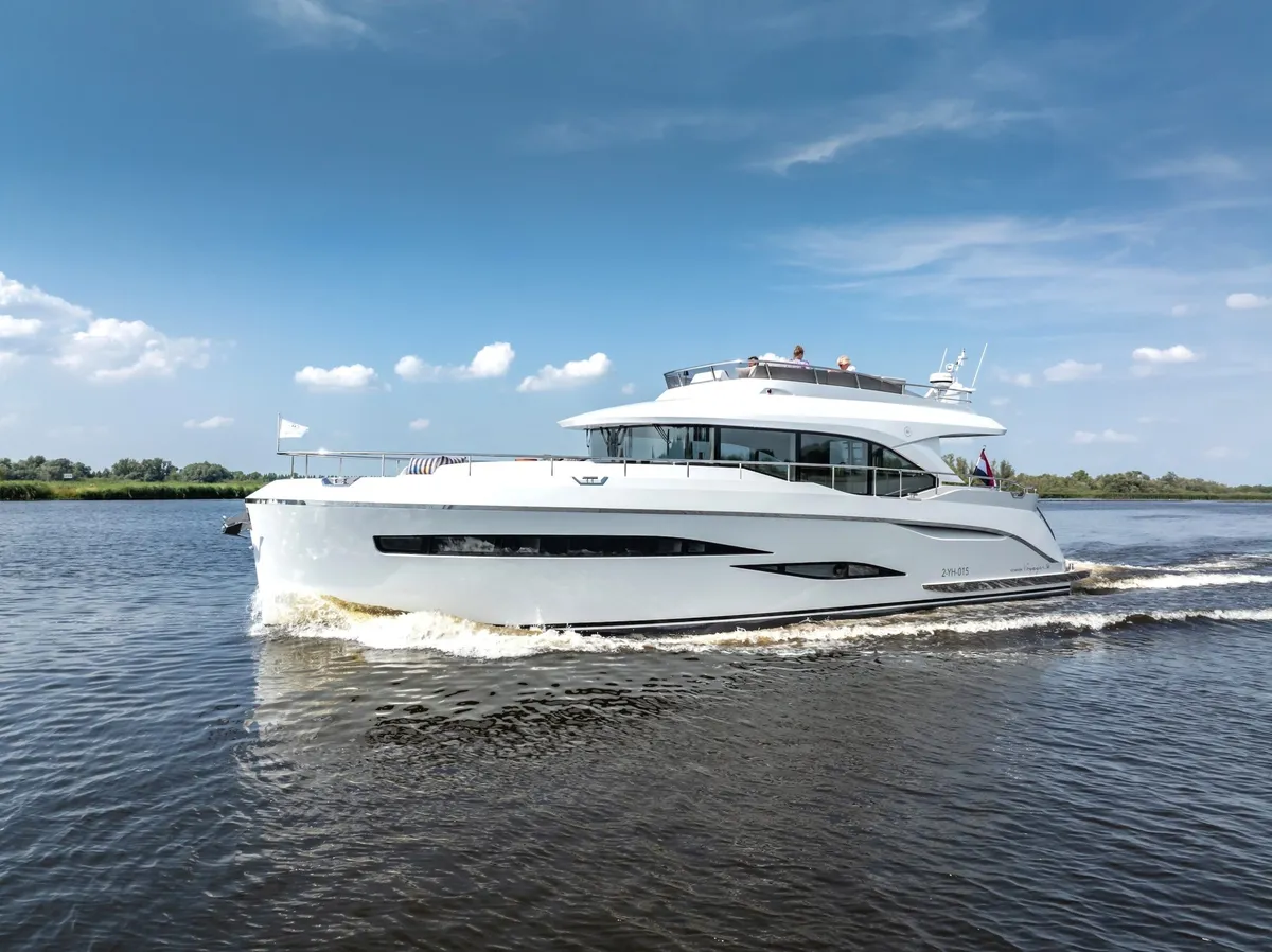 Van den Hoven Jachtbouw Voyager 56: Witte motorjacht vaart op water