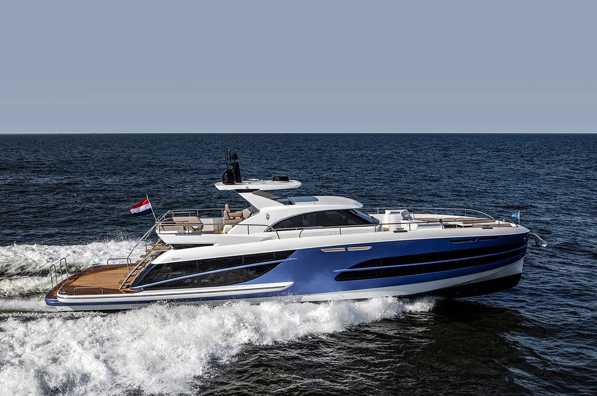Van der Valk BeachClub 600: Zijaanzicht varend