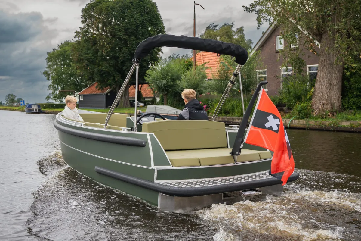 Van Vossen Plugin-E-SloepTender 595: Boot varend op water