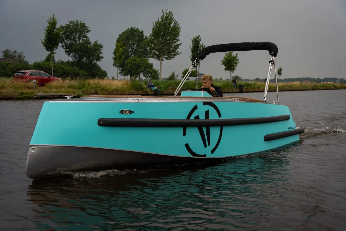 Van Vossen Plugin-E-Sport 650: Turquoise boot vaart op water