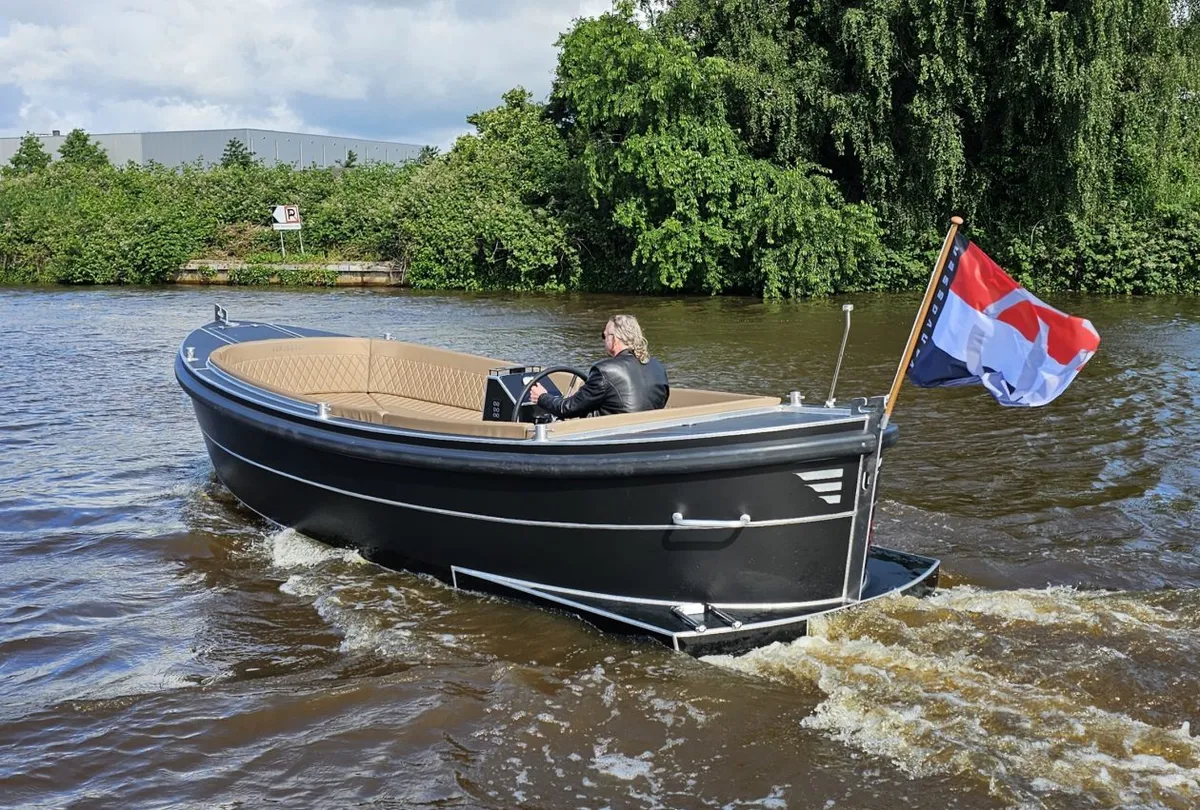 Van Vossen Sloep 650: Boot varend op rivier