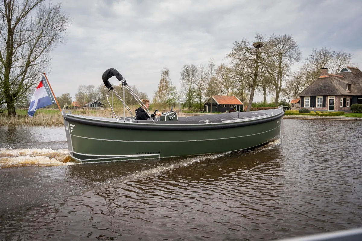 Van Vossen Sloep 700: Groene sloep vaart op water