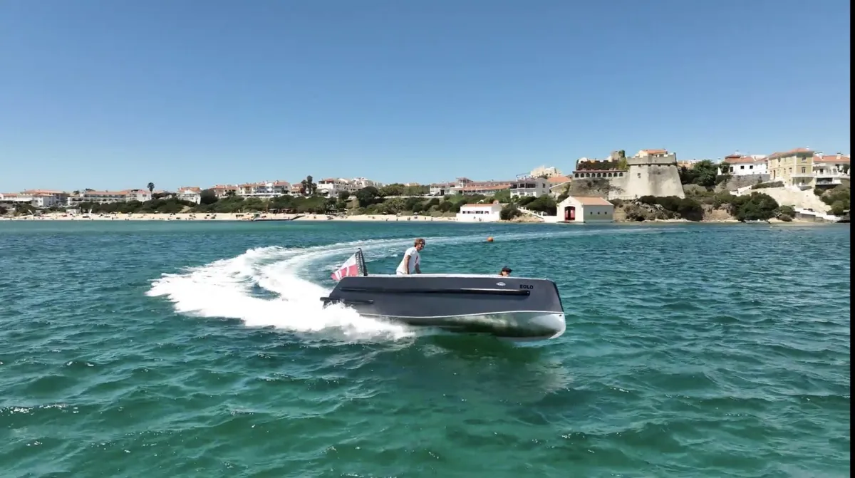Van Vossen SportR 700: Speedboot vaart snel over zee