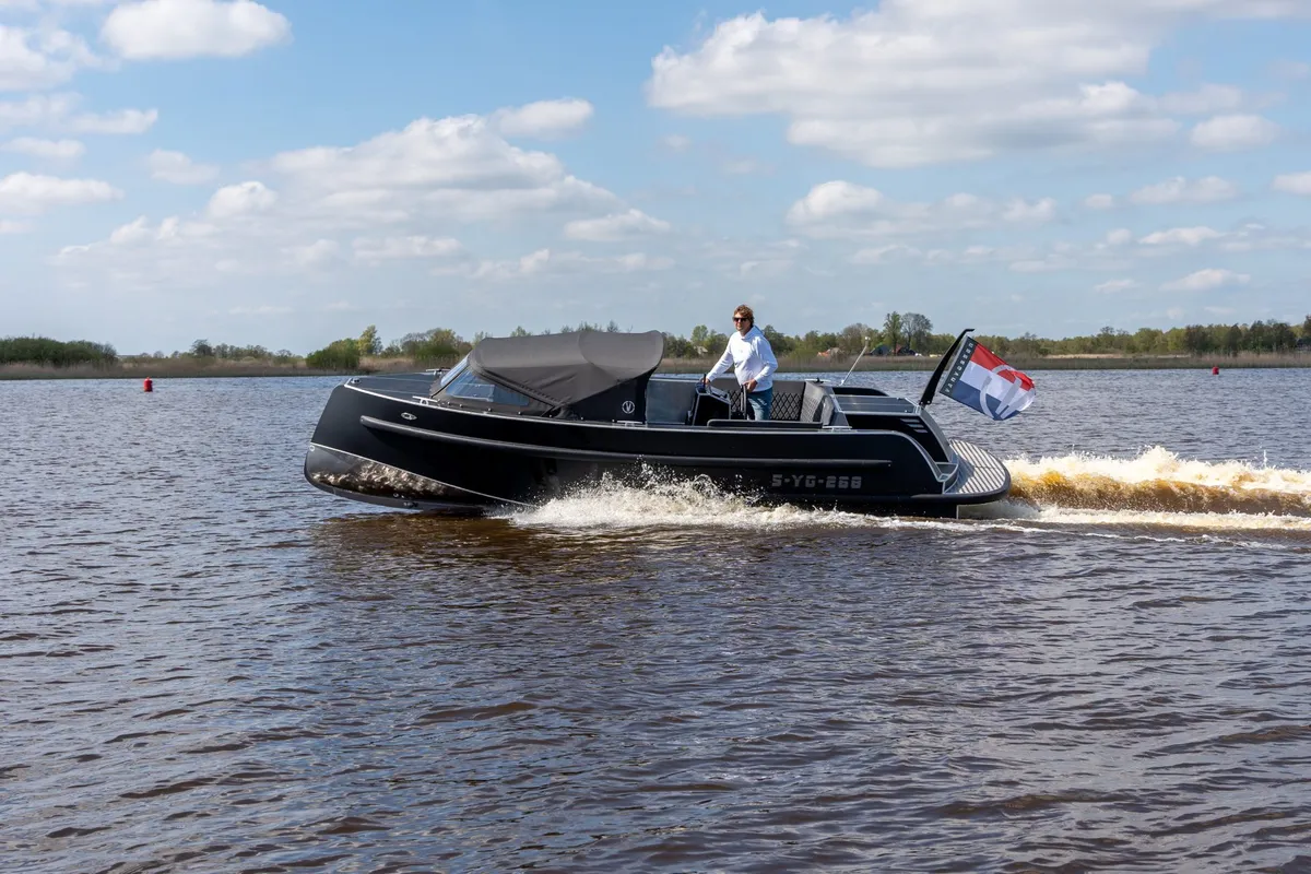 Van Vossen SportR 777: Boot varend op meer