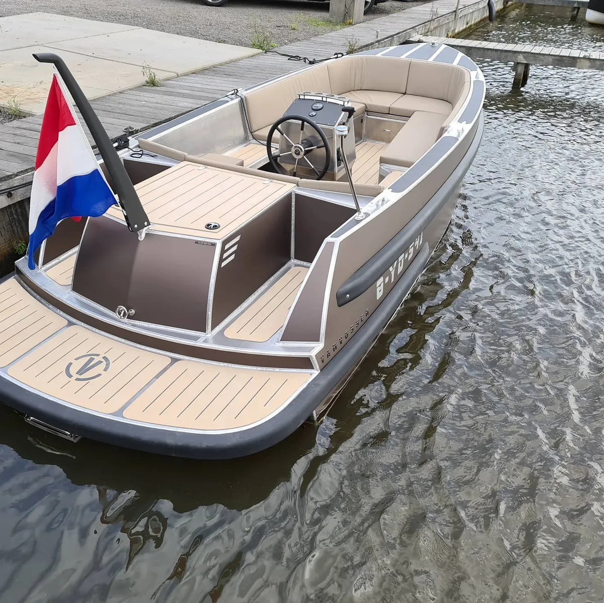 Van Vossen Tender 650: Sloep aangemeerd bij steiger