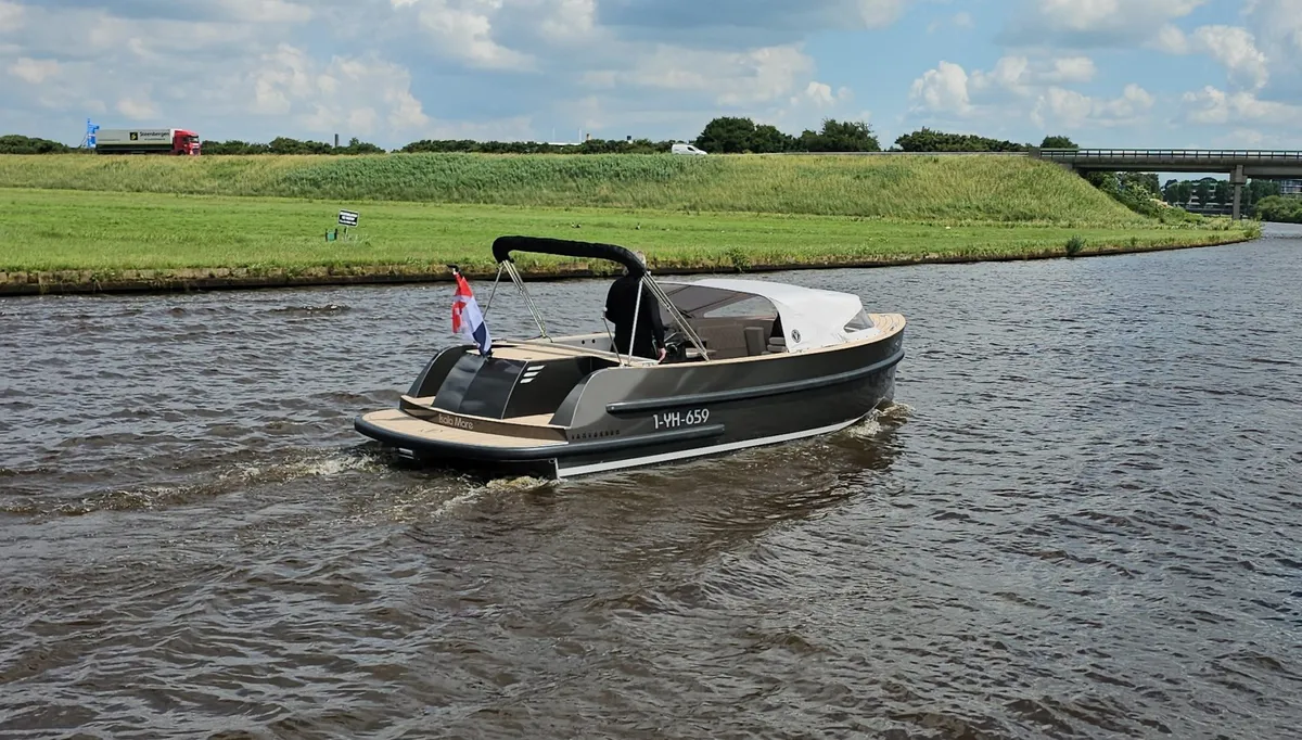 Van Vossen Tender 777: Boot varend op rivier