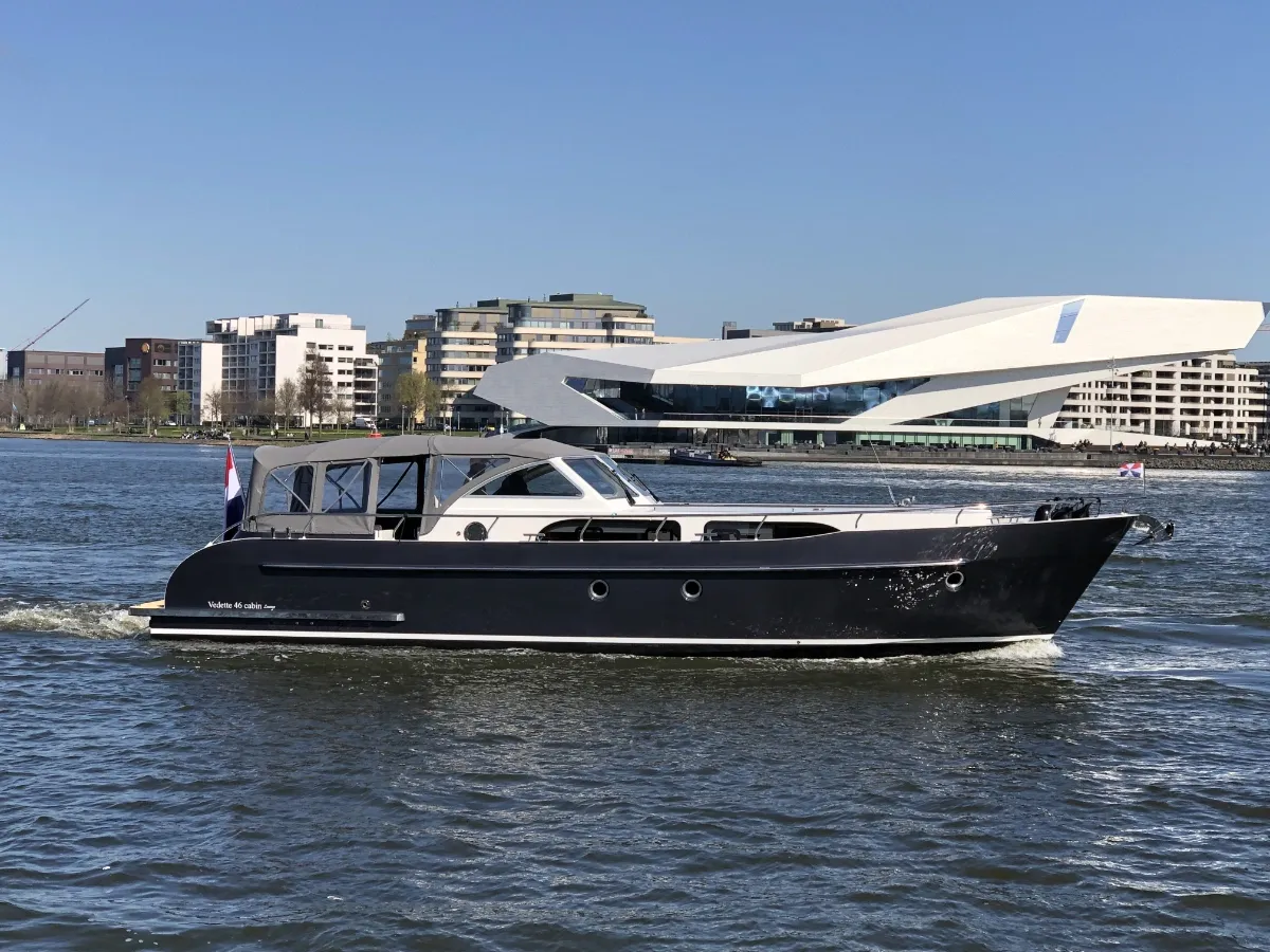 Vedette 36 Cabin Lounge: Vedette lounge varend langs filmmuseum eye