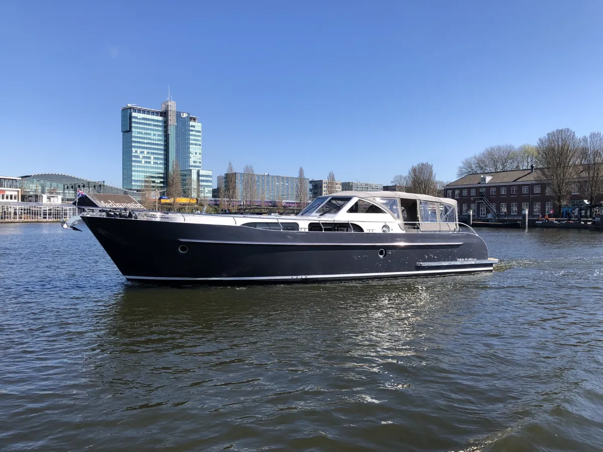Vedette 41 Cabin Lounge: Vedette lounge varend bij amsterdam centraal