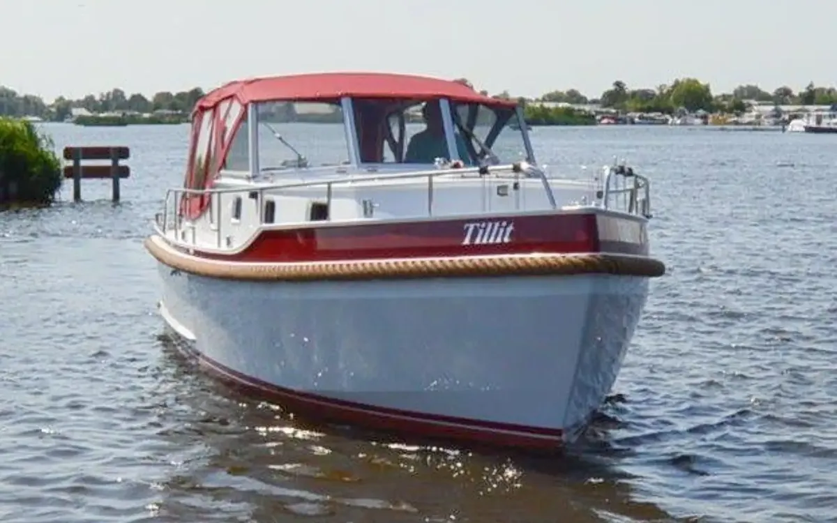 Vedette Cabin 830: Motorboot met rode kap vooraanzicht