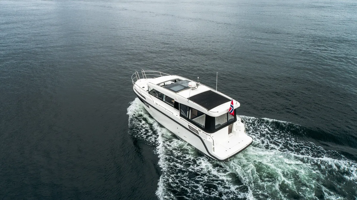 Viknes 10: Boot varend op water met kielzog