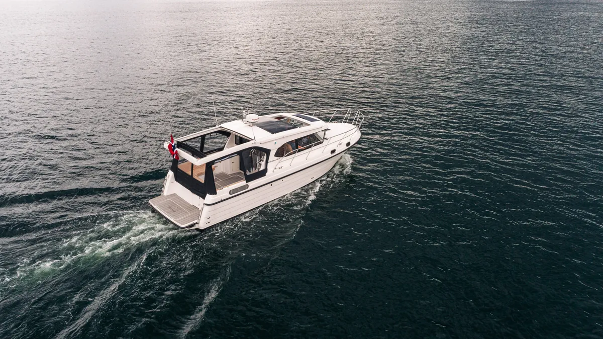Viknes 1030 Panorama: Boot varend op zee