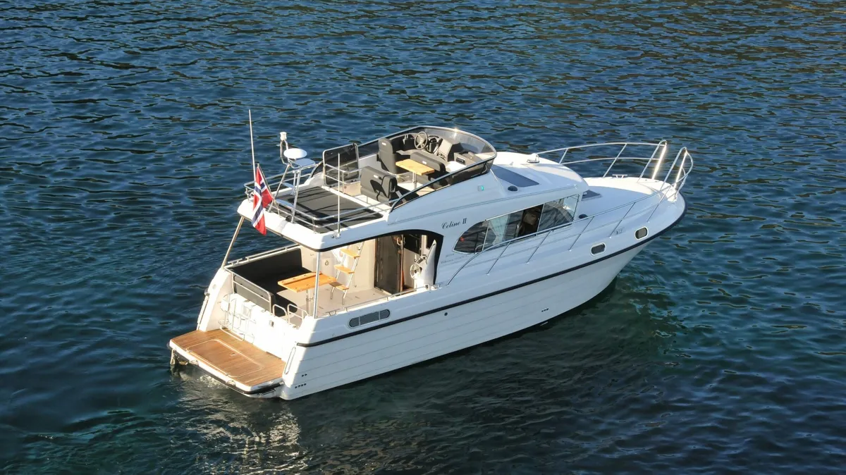 Viknes 1030 Sunbridge: Motorboot varend op water