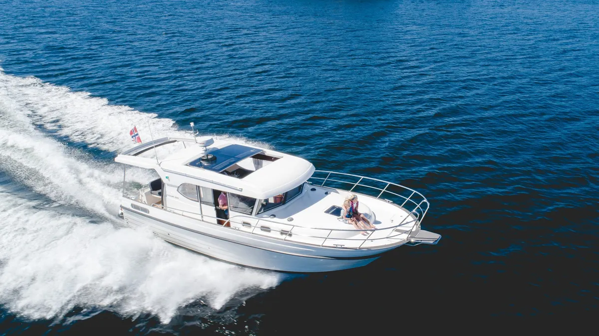 Viknes 1080 Panorama: Boot varend op zee