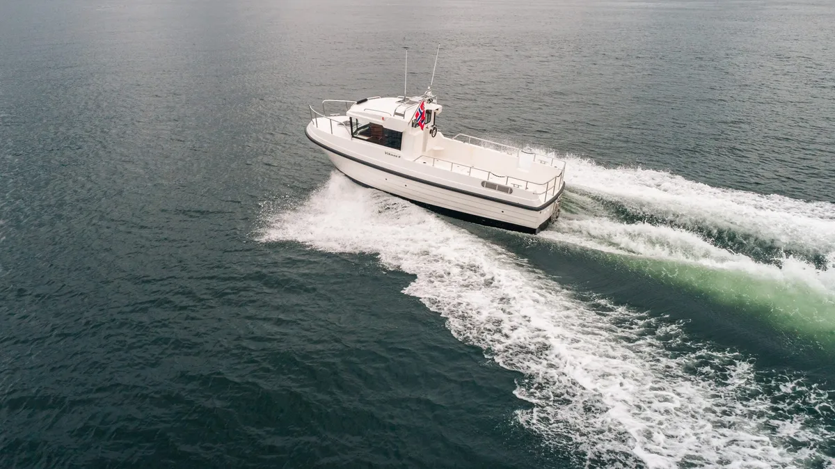 Viknes 8: Boot varend op zee