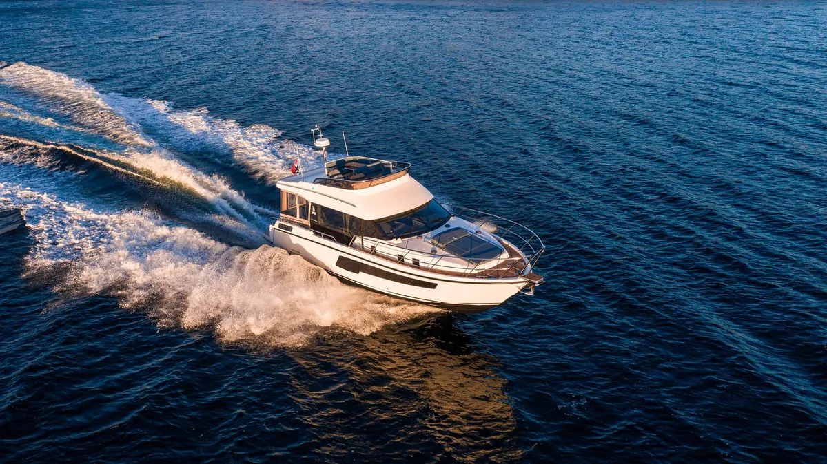 Viknes S40 Flybridge: Boot varend op zee