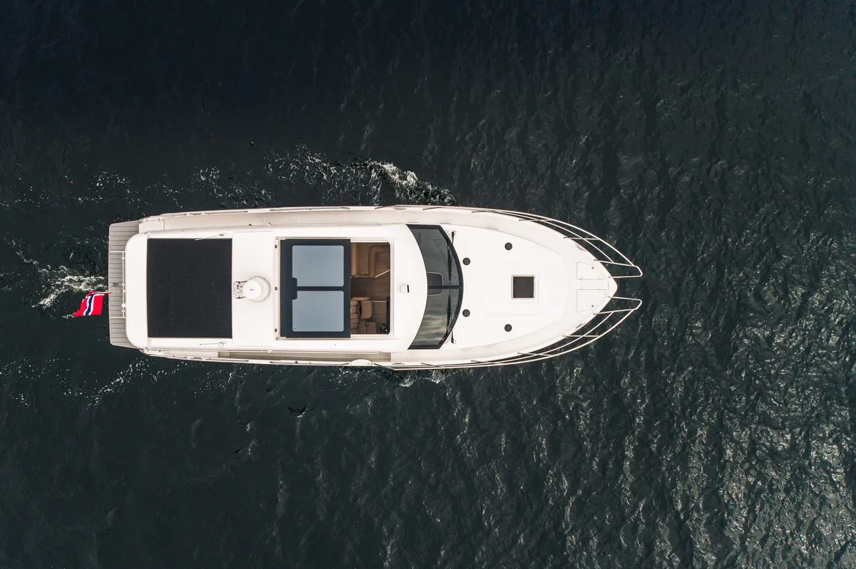 Viknes S40 Panorama: Luchtfoto boot varend op zee