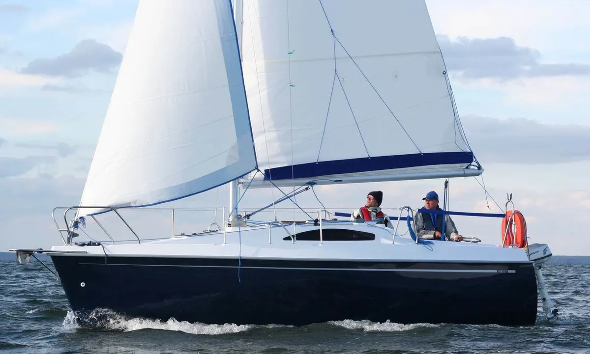 Viko Yachts 23: Zeilboot varend op water