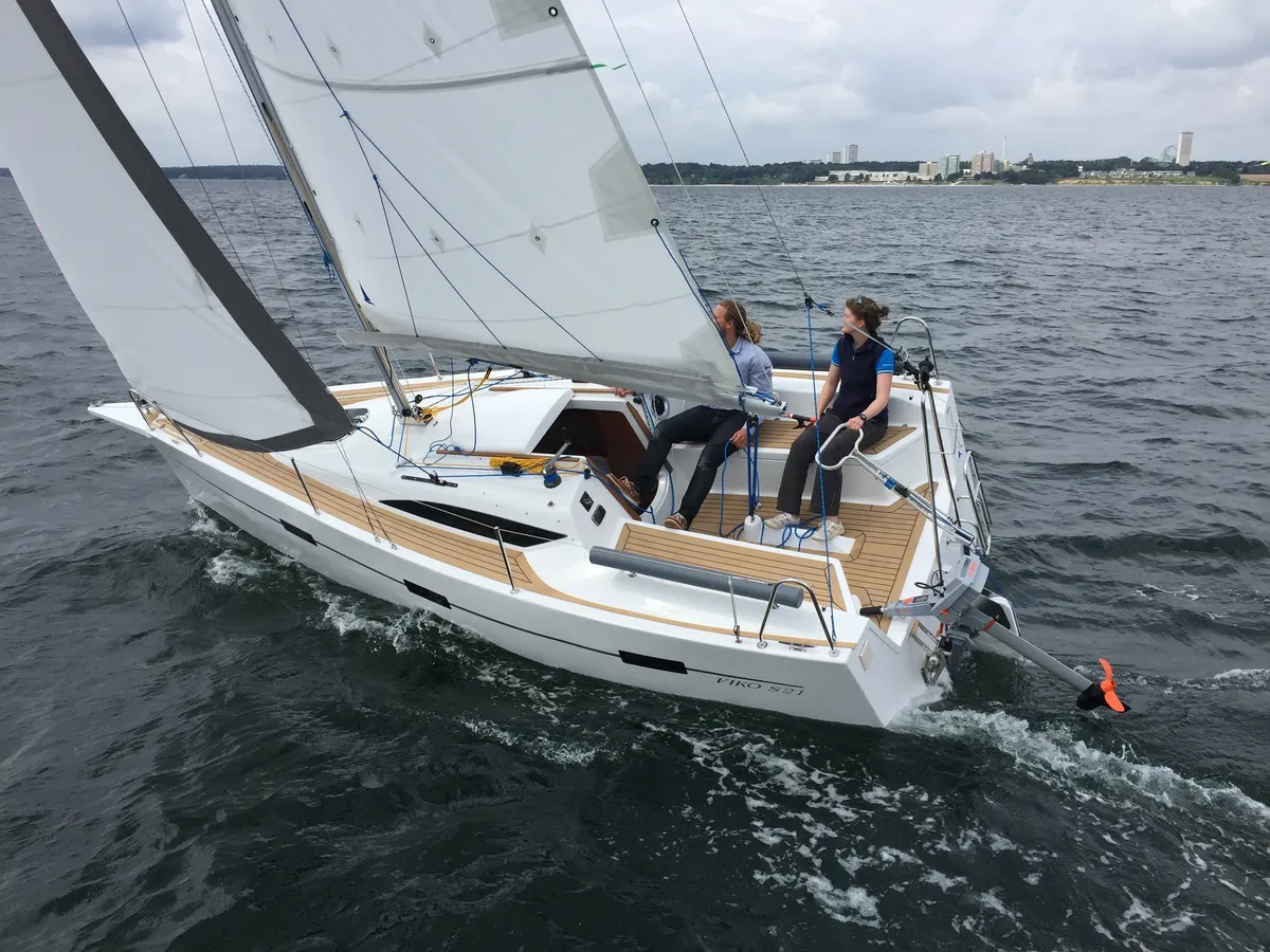 Viko Yachts S 21: Zeilboot varend met bemanning