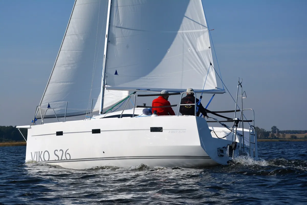 Viko Yachts S 26: Zeilboot varend op water