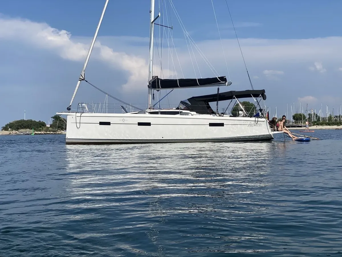 Viko Yachts S 35: Zeilboot afgemeerd op water