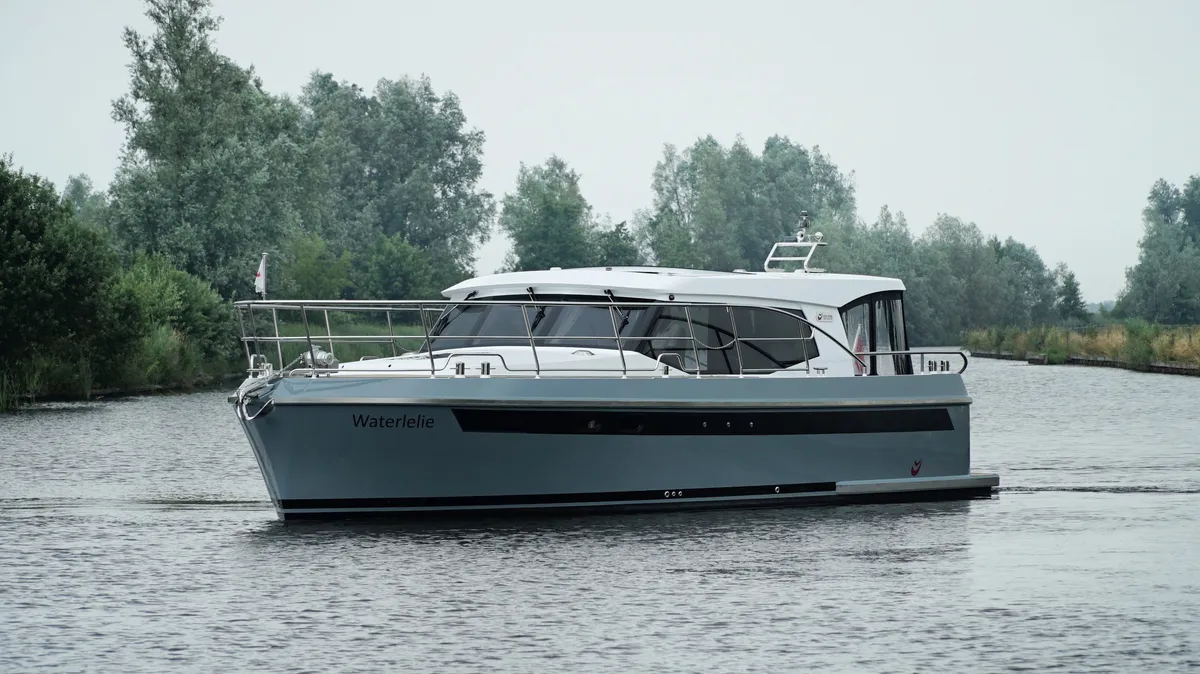 Vri-Jon Yachts Contessa 35 OC: Grijze motorboot vaart op water