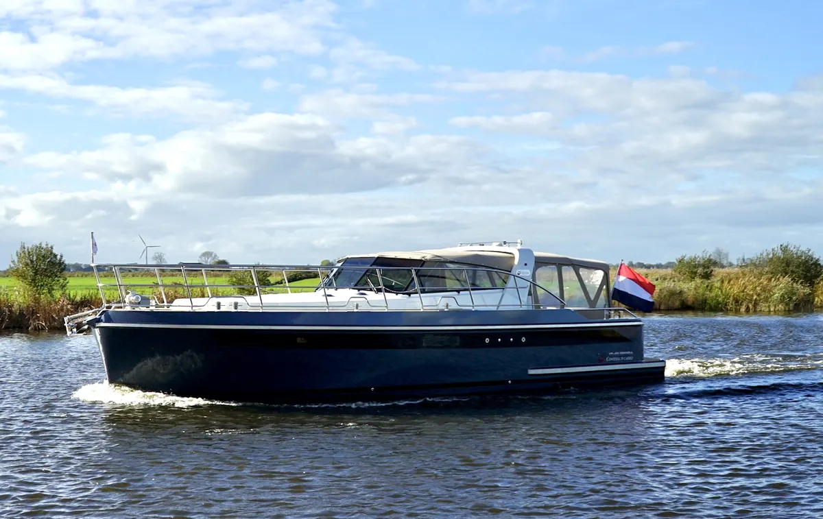 Vri-Jon Yachts Contessa 39 Cabrio: Motorboot varend op water