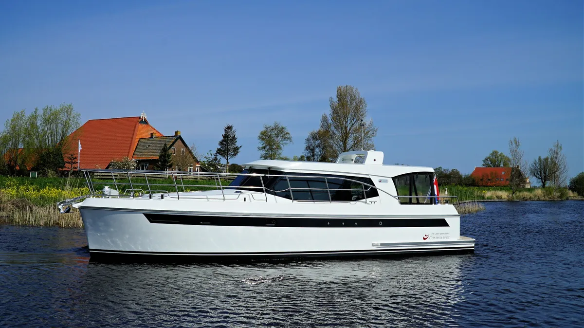 Vri-Jon Yachts Contessa 39 OC: Witte motorboot vaart op water